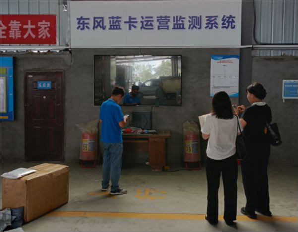 襄阳破冰“鄂版”无人物流车上路