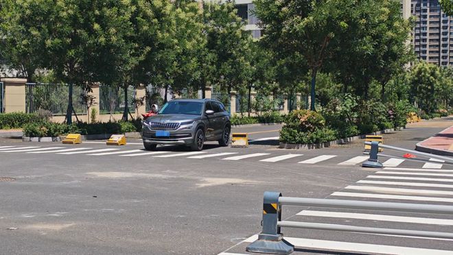 壹点帮办没路牌、没划线济南这条道路为何“赤裸”通车了？(图5)