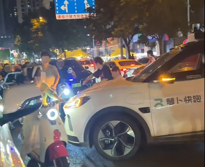 礼让行人、礼让麻袋、交警傻里傻气的“萝卜快跑”让老司机们焦虑了？(图5)