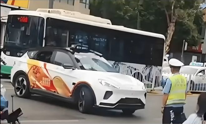 礼让行人、礼让麻袋、交警傻里傻气的“萝卜快跑”让老司机们焦虑了？(图6)