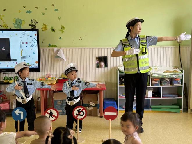 德安公安交警走进幼儿园开展暑期学生交通安