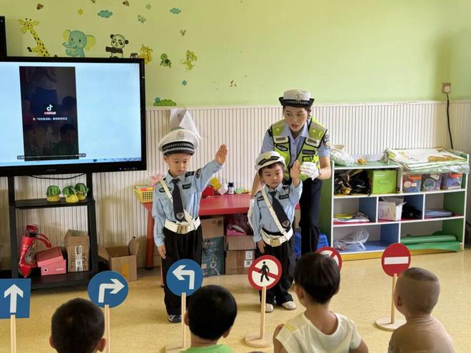 德安公安交警走进幼儿园开展暑期学生交通安全宣传活动(图2)