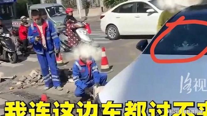 福建龙岩：奔驰女踹倒路障辱骂工人一处细节引发网友热议！(图2)