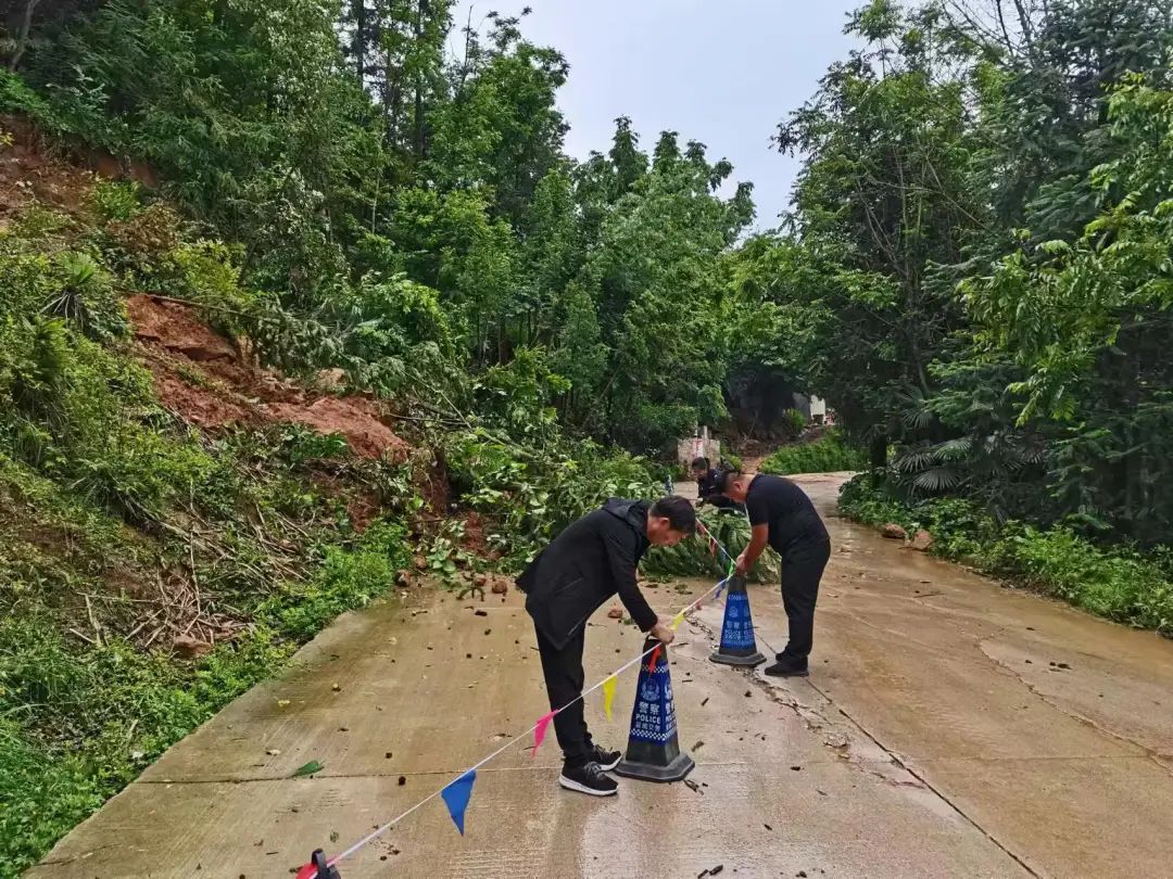 连日降雨宣威公安交警化身路障“清理工”