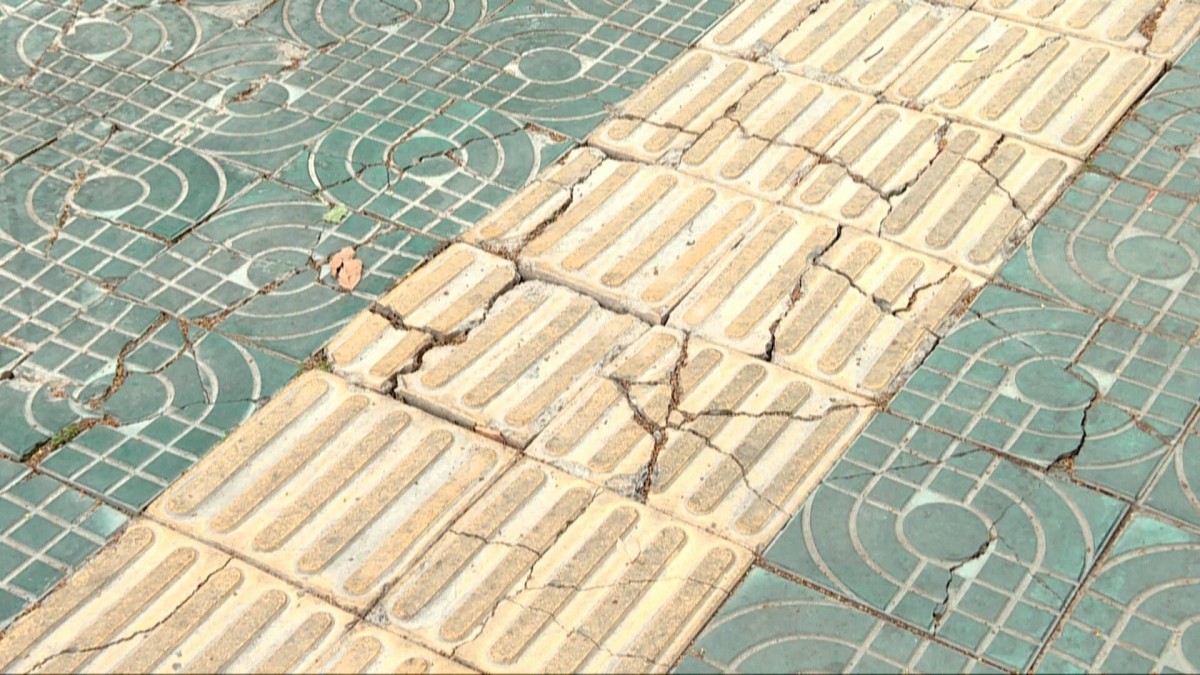 泰州市区盲道问题多：砖块破损、车辆、窨井盖、电线杆轮番占道(图2)