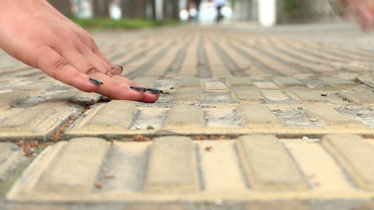 泰州市区盲道问题多：砖块破损、车辆、窨井盖、电线杆轮番占道(图3)