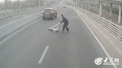 城阳公交驾驶员及时清除路面障碍物消除隐患