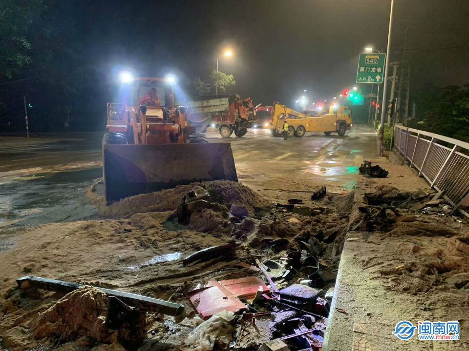龙海：交通事故致路障养路工连夜清理保畅通