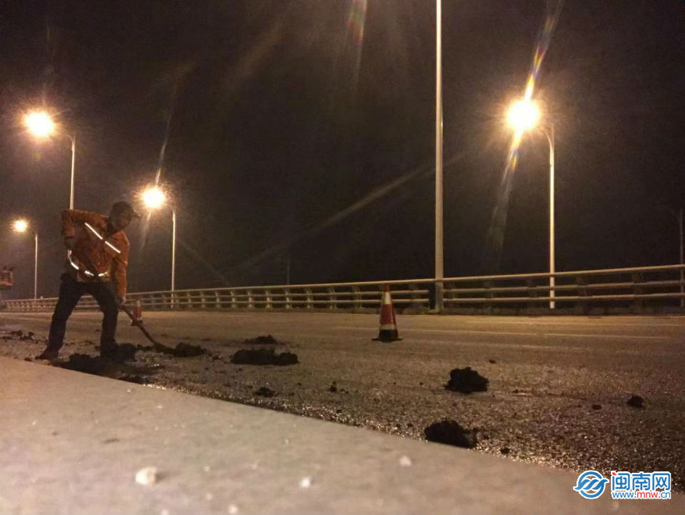 龙海:交通事故致路障养路工连夜清理保畅通(图2)