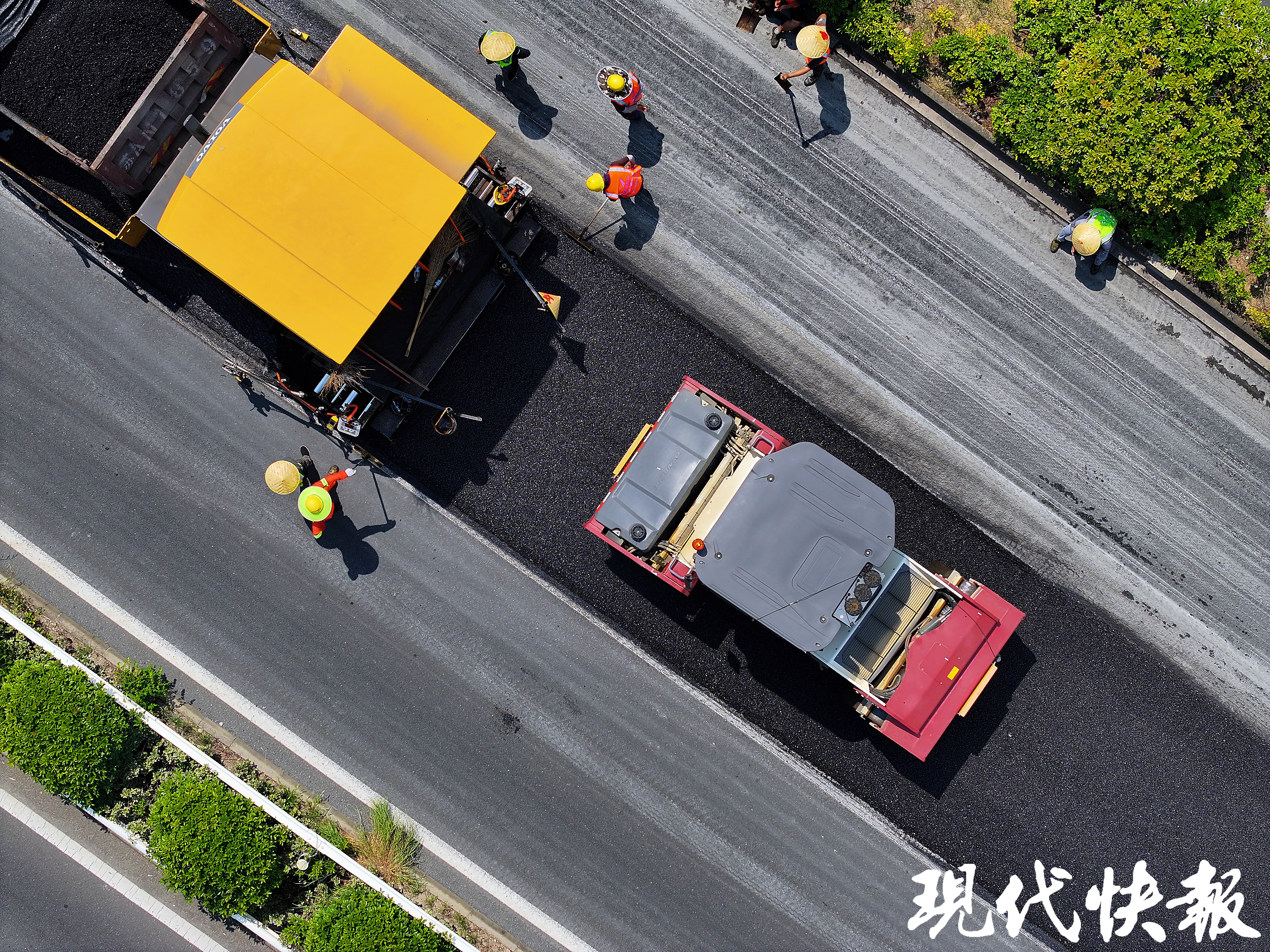 迎热而上高温天里南京公路养护忙