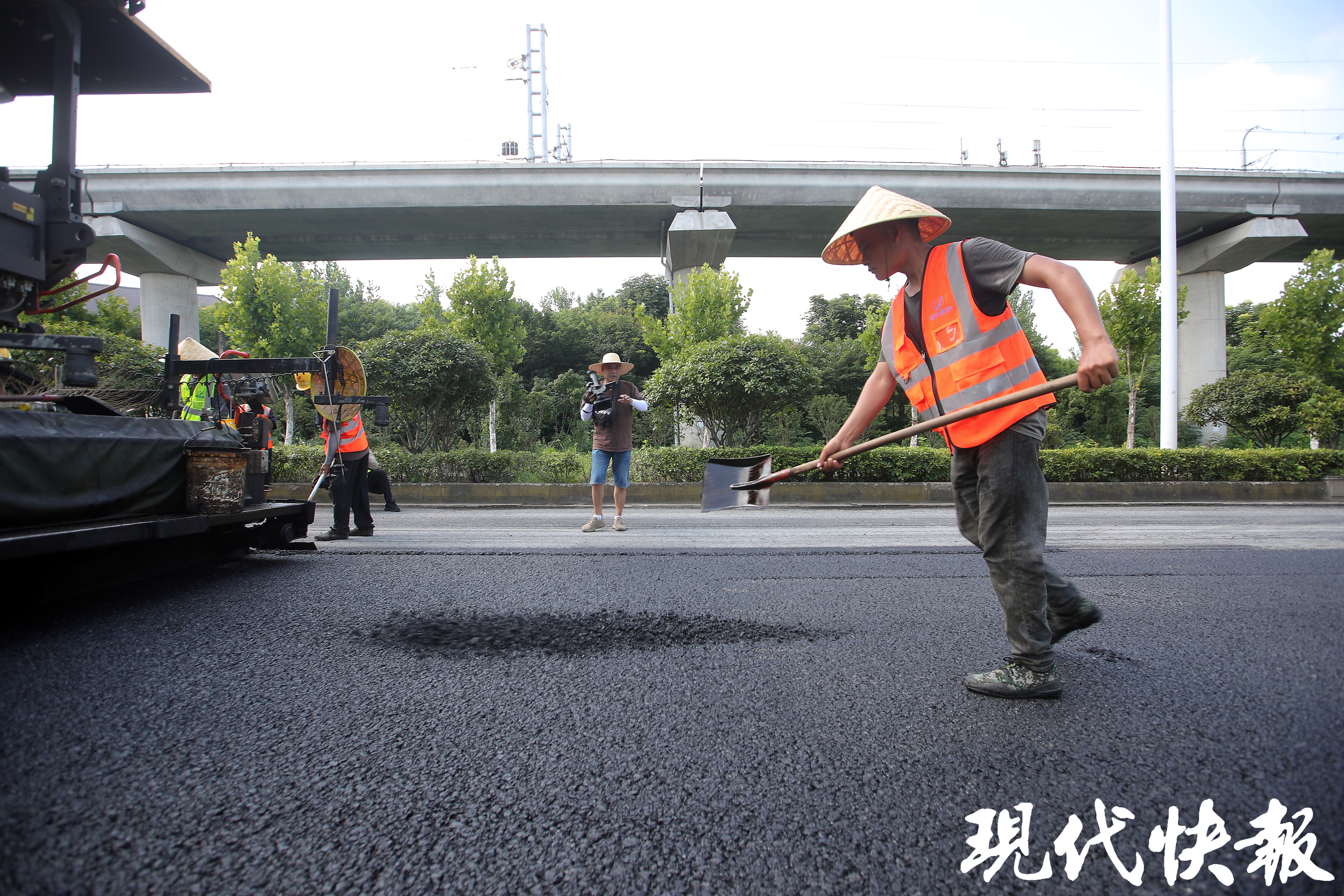 迎热而上高温天里南京公路养护忙(图2)