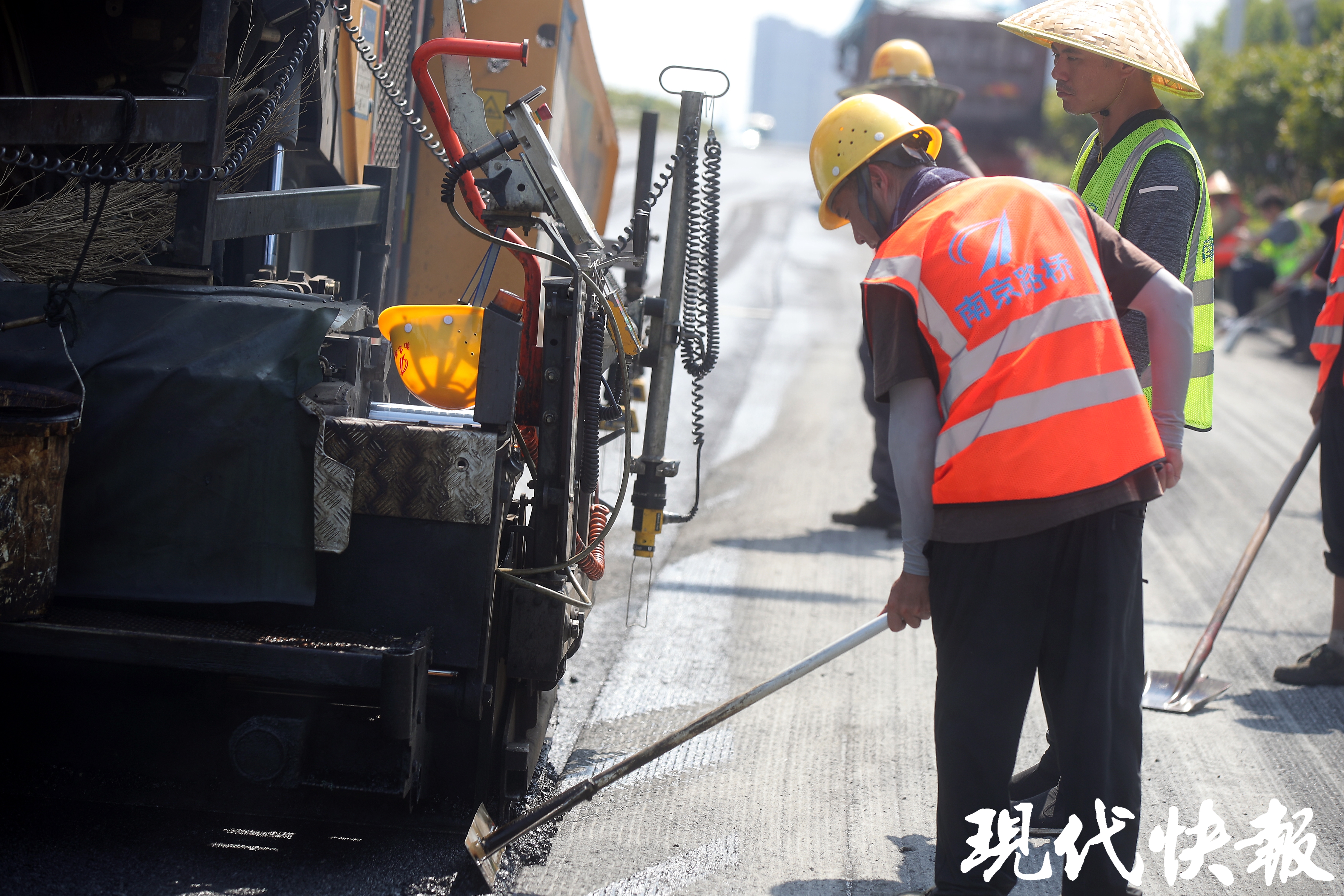 迎热而上高温天里南京公路养护忙(图3)