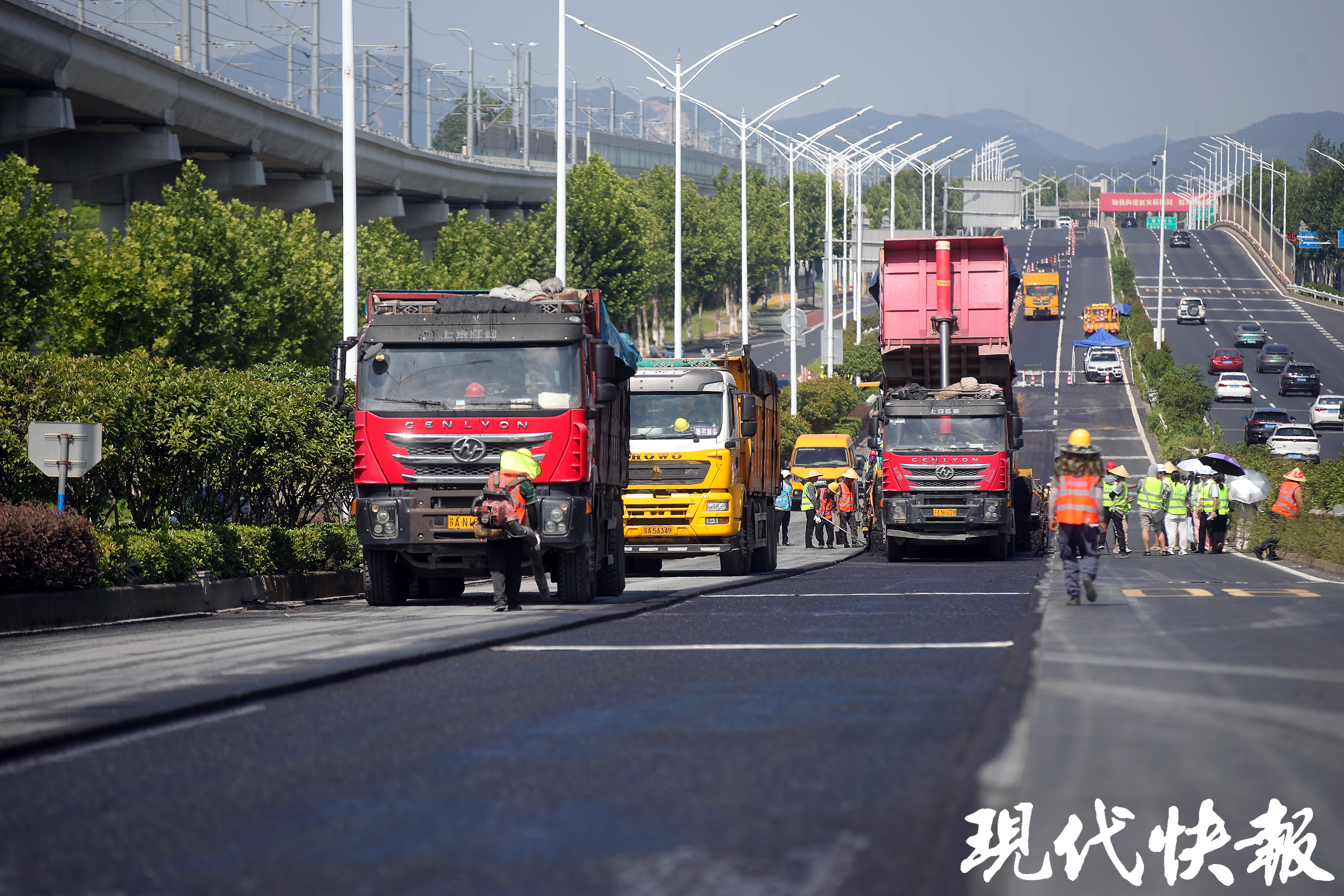 迎热而上高温天里南京公路养护忙(图4)