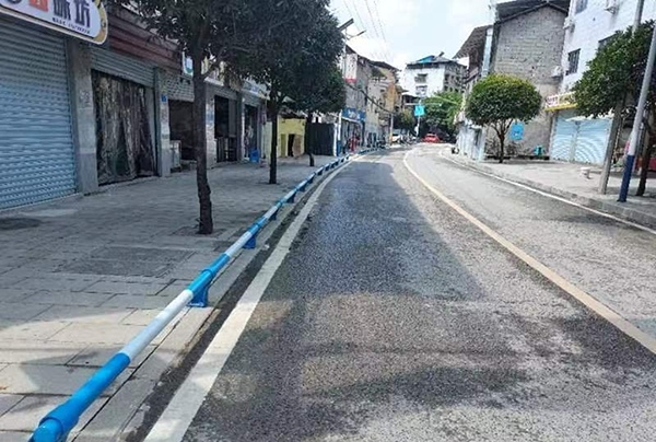 姜家镇：以隔离护栏筑牢交通安全墙