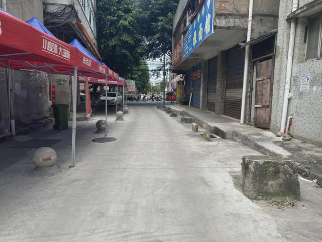 商家大摆“石头阵”来往车辆难通行