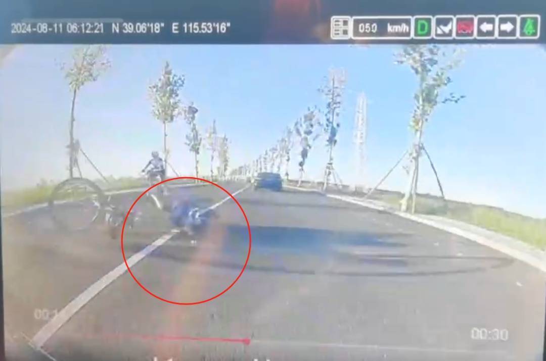 和父亲跟团骑行摔倒遭碾压男孩已身亡!多方回应(图2)