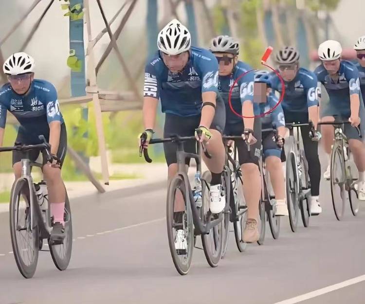 和父亲跟团骑行摔倒遭碾压男孩已身亡!多方回应(图5)