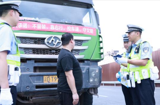 战高温不服“暑”!高温烈日下的高新警察“蓝”(图2)