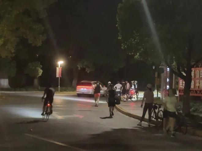 上海市民投诉：这里太危险不久前就发生过车祸！上百人扎堆来骑行安全如何保障？(图3)