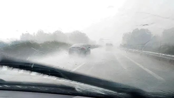 高速公路行车安全知识雨天出行注意事项(图2)