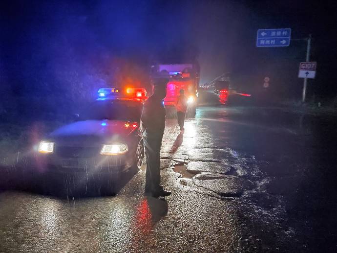 交通执法人员夜间冒雨清障保国道畅通