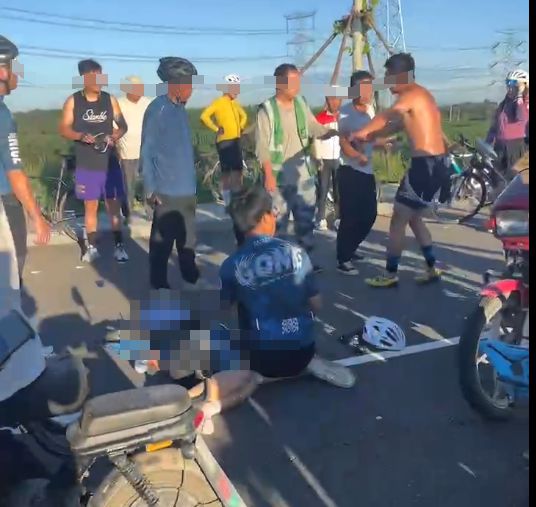 河北一男孩骑行摔倒被车碾压身亡司机亲友发