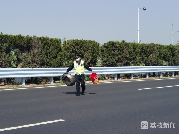 高速路面突现障碍物京沪“交通蓝”及时处置
