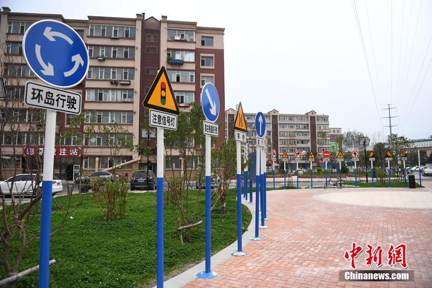 交通标识牌“组团”亮相长春一小区(图2)