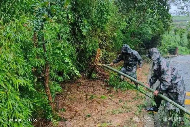 清除“拦路虎”他们全力保通畅→