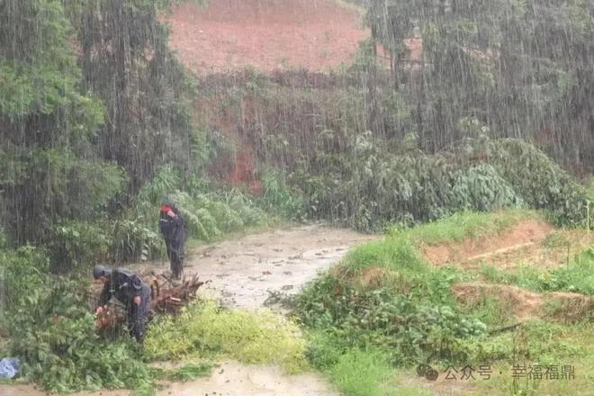 清除“拦路虎”他们全力保通畅→(图2)