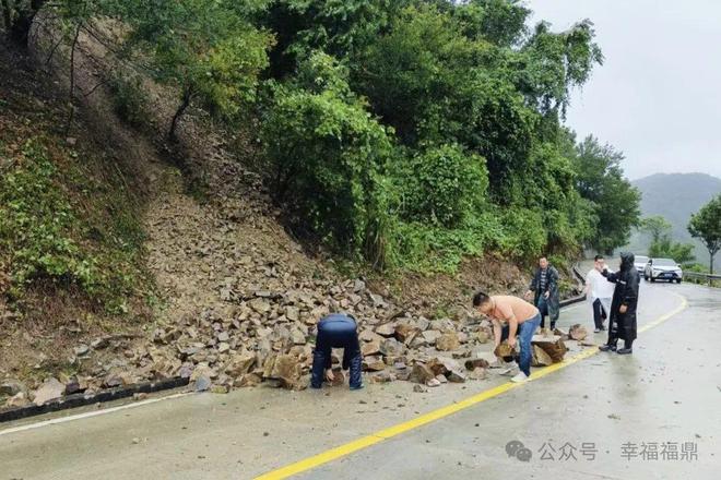 清除“拦路虎”他们全力保通畅→(图5)