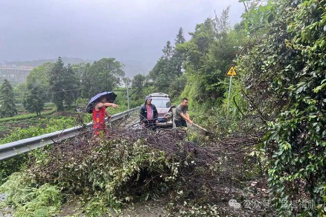 清除“拦路虎”他们全力保通畅→(图6)