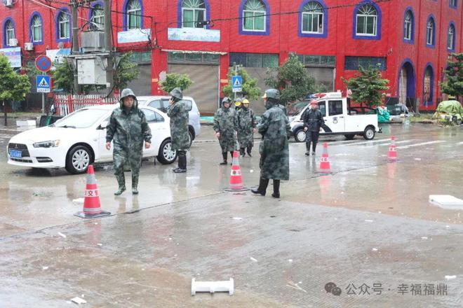 清除“拦路虎”他们全力保通畅→(图8)