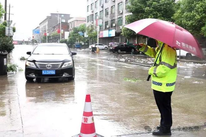 清除“拦路虎”他们全力保通畅→(图9)