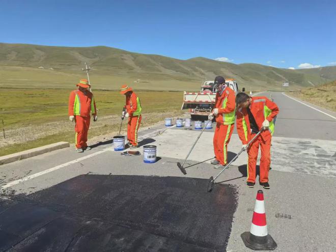 果洛公路总段多措并举做好秋季公路养护工作(图3)