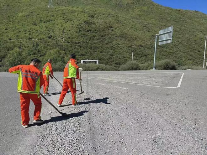 果洛公路总段多措并举做好秋季公路养护工作(图5)