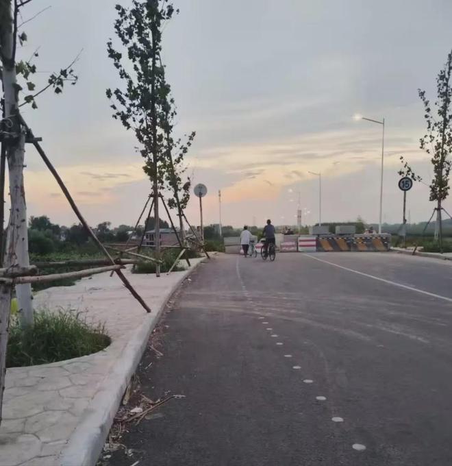 父子骑行、娃遭碾压！谁该担责？