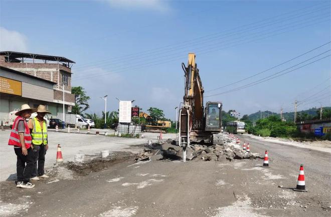 百色这个路段施工过往车辆请减速慢行