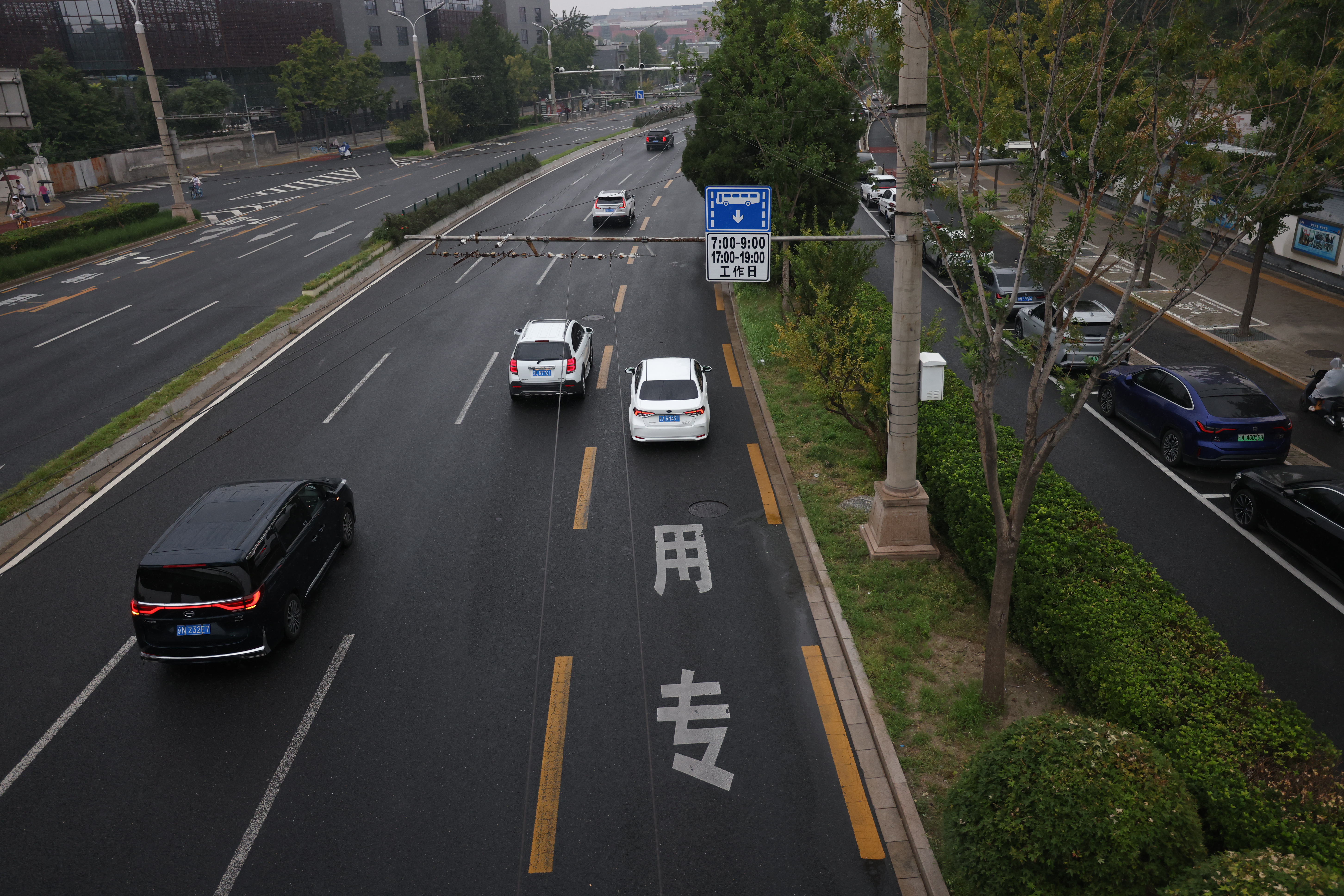 新闻8点见丨北京公交车道又有变化；打人女