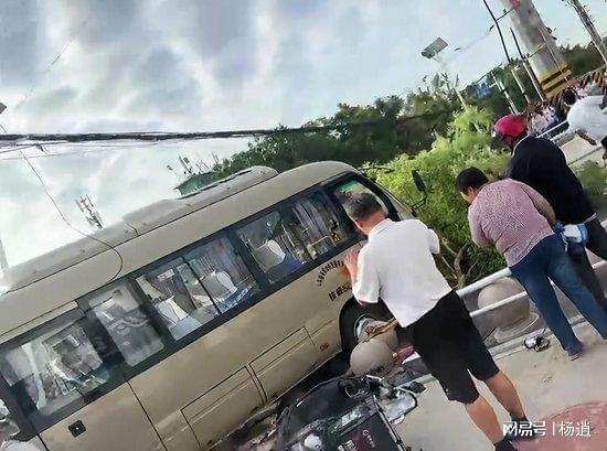 泰安交通事故致十余名学生死伤学校周边道路