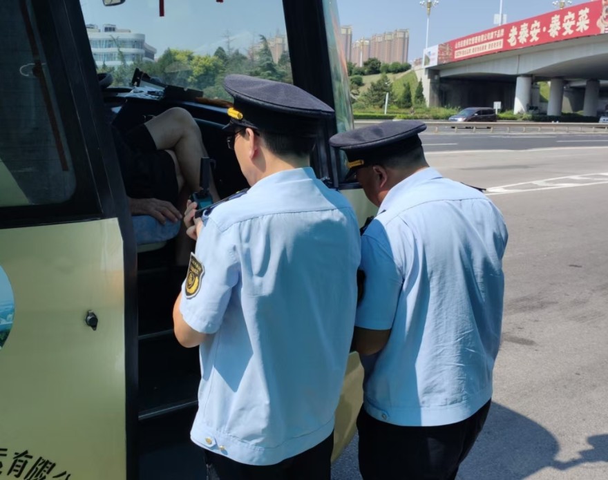 泰安交通执法亮剑整治班线客车站外揽客(图2)