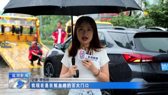 清理路障、疏导交通……暴雨中他们守护群众