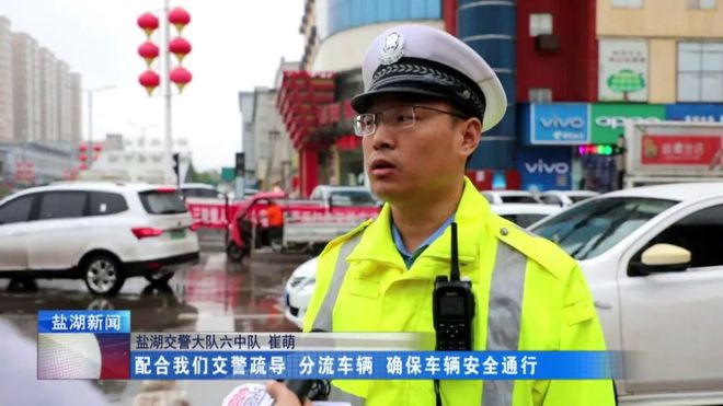 清理路障、疏导交通……暴雨中他们守护群众出行安全(图7)