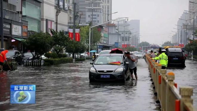 清理路障、疏导交通……暴雨中他们守护群众出行安全(图3)