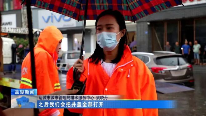 清理路障、疏导交通……暴雨中他们守护群众出行安全(图6)