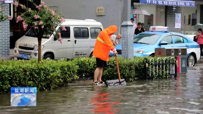 清理路障、疏导交通……暴雨中他们守护群众出行安全(图5)