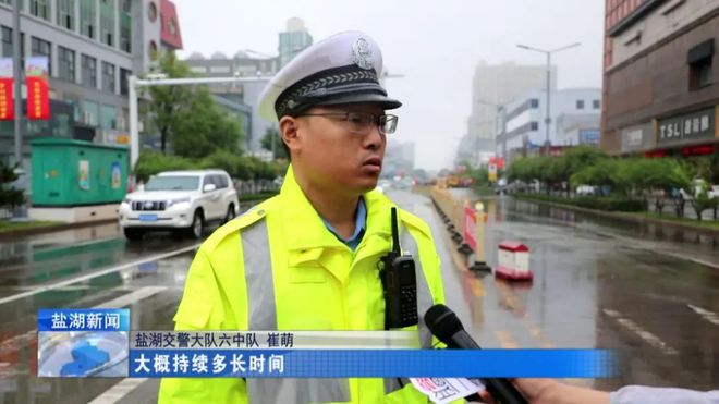 清理路障、疏导交通……暴雨中他们守护群众出行安全(图4)
