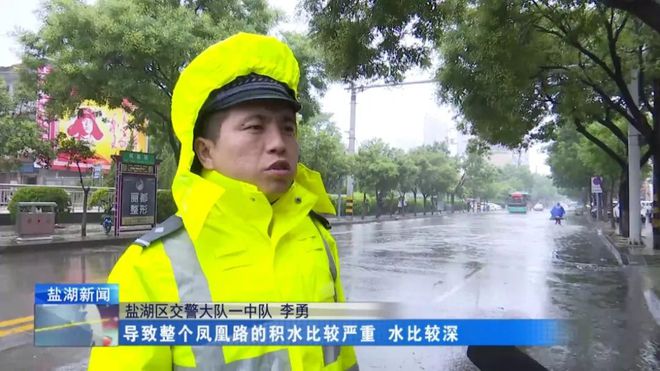 清理路障、疏导交通……暴雨中他们守护群众出行安全(图12)