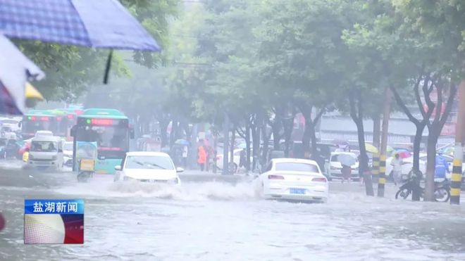 清理路障、疏导交通……暴雨中他们守护群众出行安全(图11)