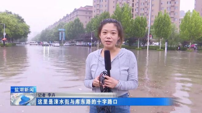 清理路障、疏导交通……暴雨中他们守护群众出行安全(图8)